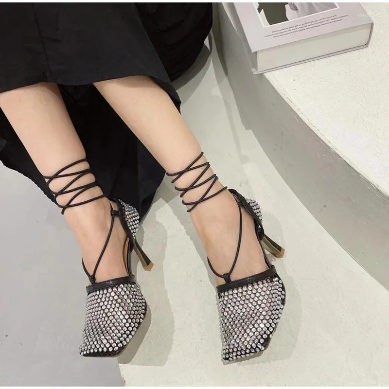 Sandalen Luxus Diamant Air Mesh Damenschuhe Sexy Pumps Thin High Heel Square Toe Ankle Wrap Strass Party