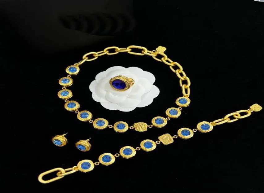 Luxueux Femmes Bleu Résine Cristal Colliers Bracelet Boucle D'oreille Anneaux Épingle À Cheveux Ensemble Banshee Portrait Plaqué Or 18 Carats Nouveau Créateur Bijoux4613868