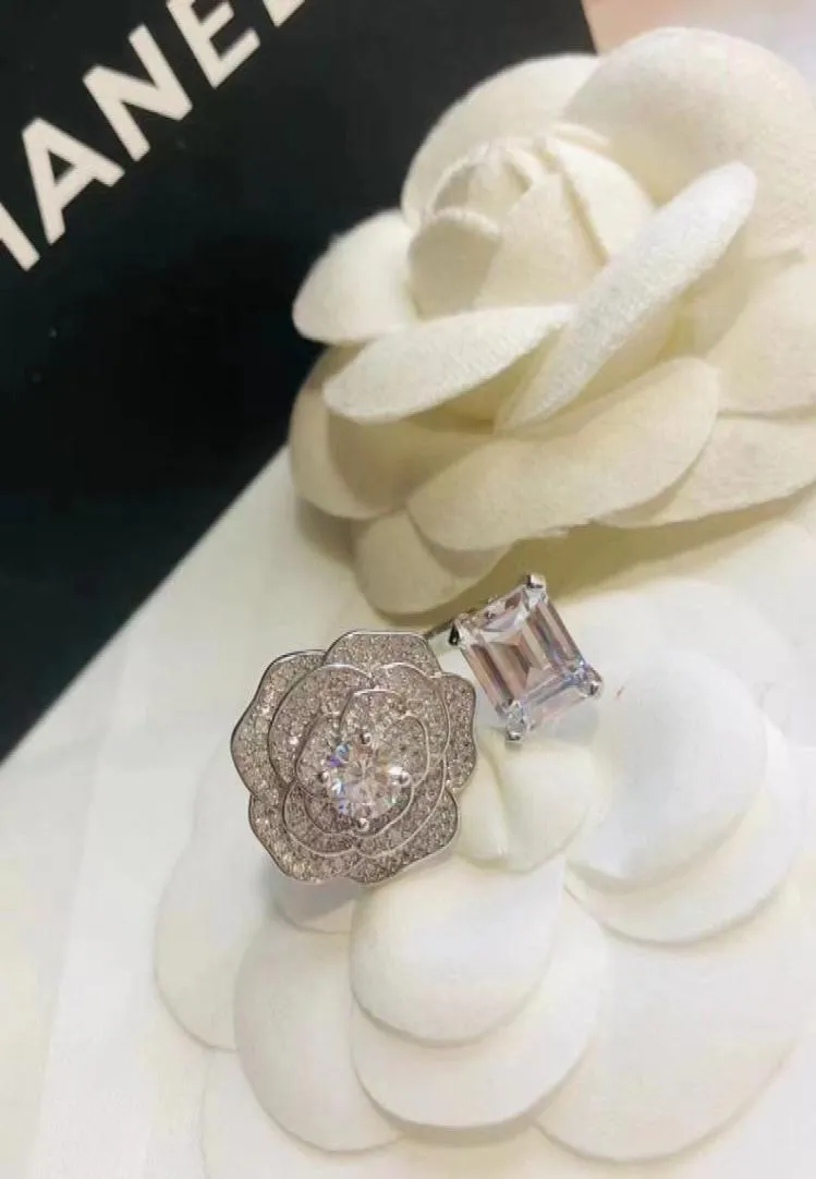 Luxury C -märke Rose Flower Designer Band Rings Womens Girls Sweet Lovely Shining Diamond Crystal CZ Zircon Silver Ring Open Size P2131750
