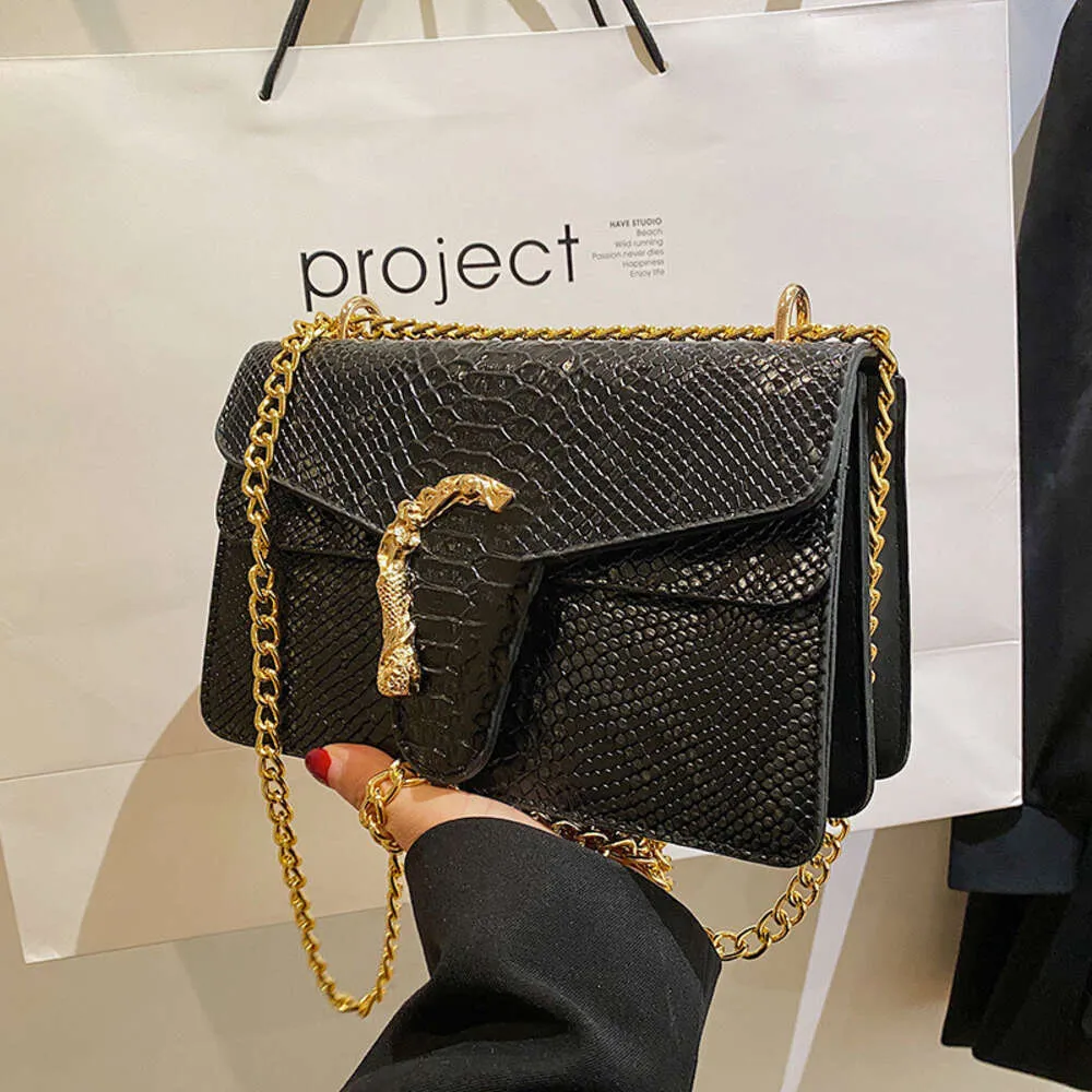 Bolso de mujer de cocodrilo con patrón de alta calidad con cadena gruesa, bandolera cruzada, color caramelo, doble compartimento, con tapa, bolso cuadrado pequeño, 2024