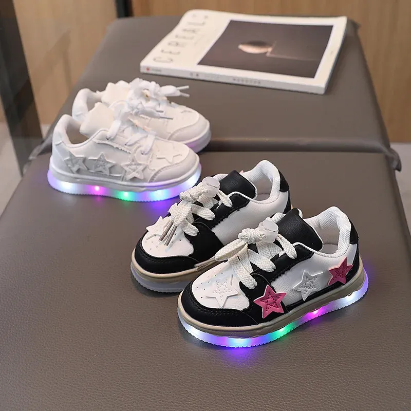 2024 Frühling Neue LED -Kinder leuchtende Schuhe Baby Luminous Sports Schuhe Jungen und Mädchen leuchtende Laufschuhe Kinder atmungsaktiv