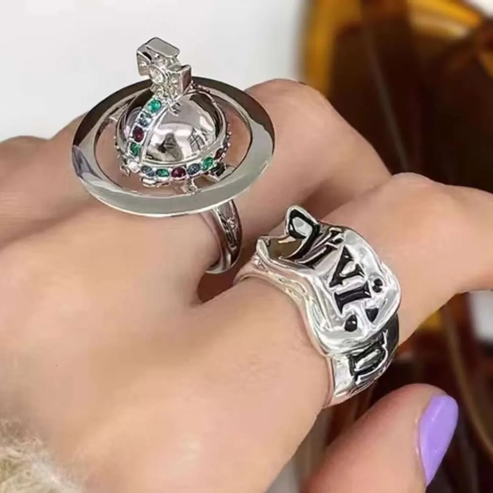 Viviennely Westwoodly den klassiska stjärnan The West the Cool Thriedimensional Planet Saturn Crown Design Fine Polishing Texture Overlapping Ring Lady