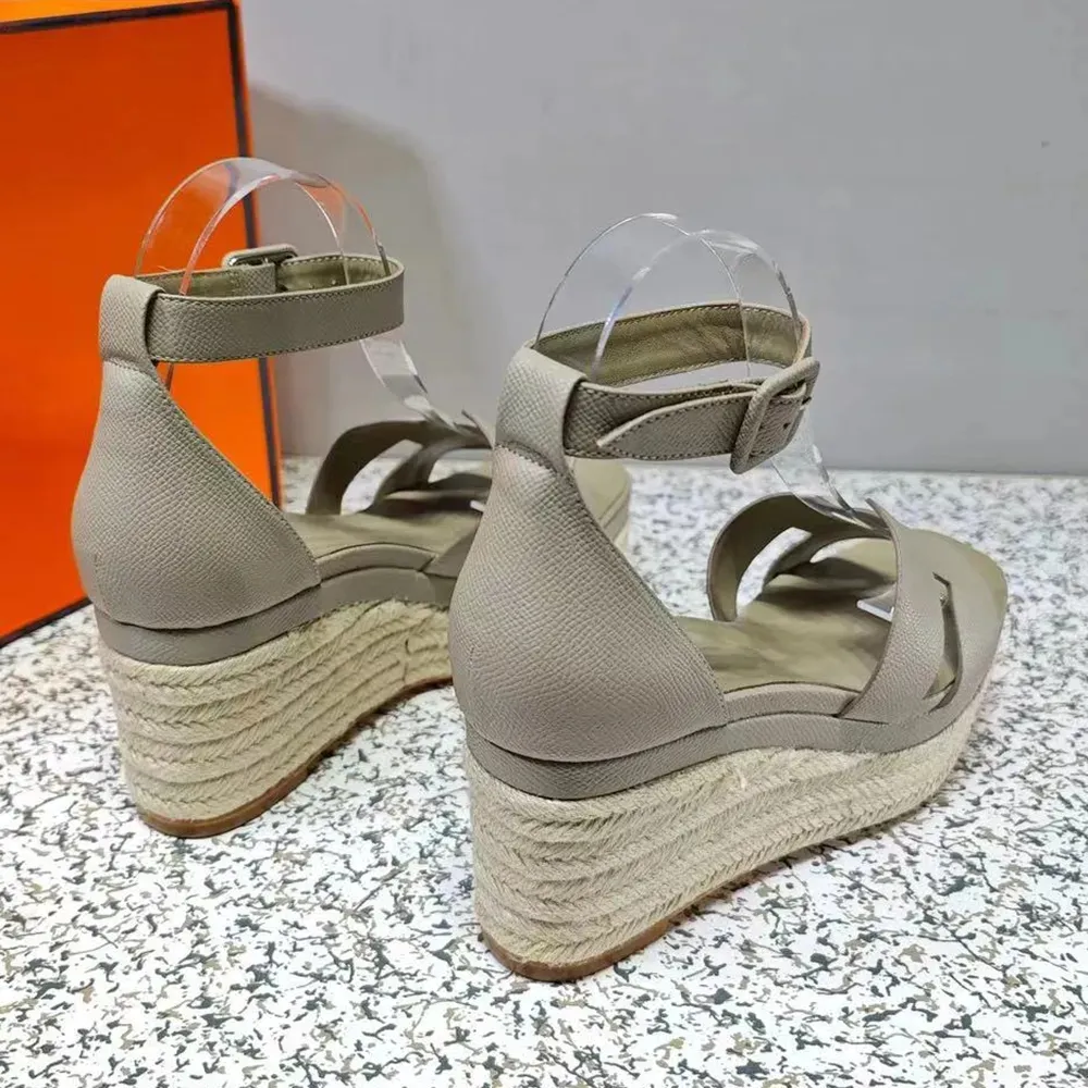 Sandales pour femmes à plateforme compensée Bride à la cheville en cuir véritable Semelle extérieure en cuir Muffin de paille Chaussures de soirée de luxe Chaussures plates de créateurs Chaussures d'usine avec boîte