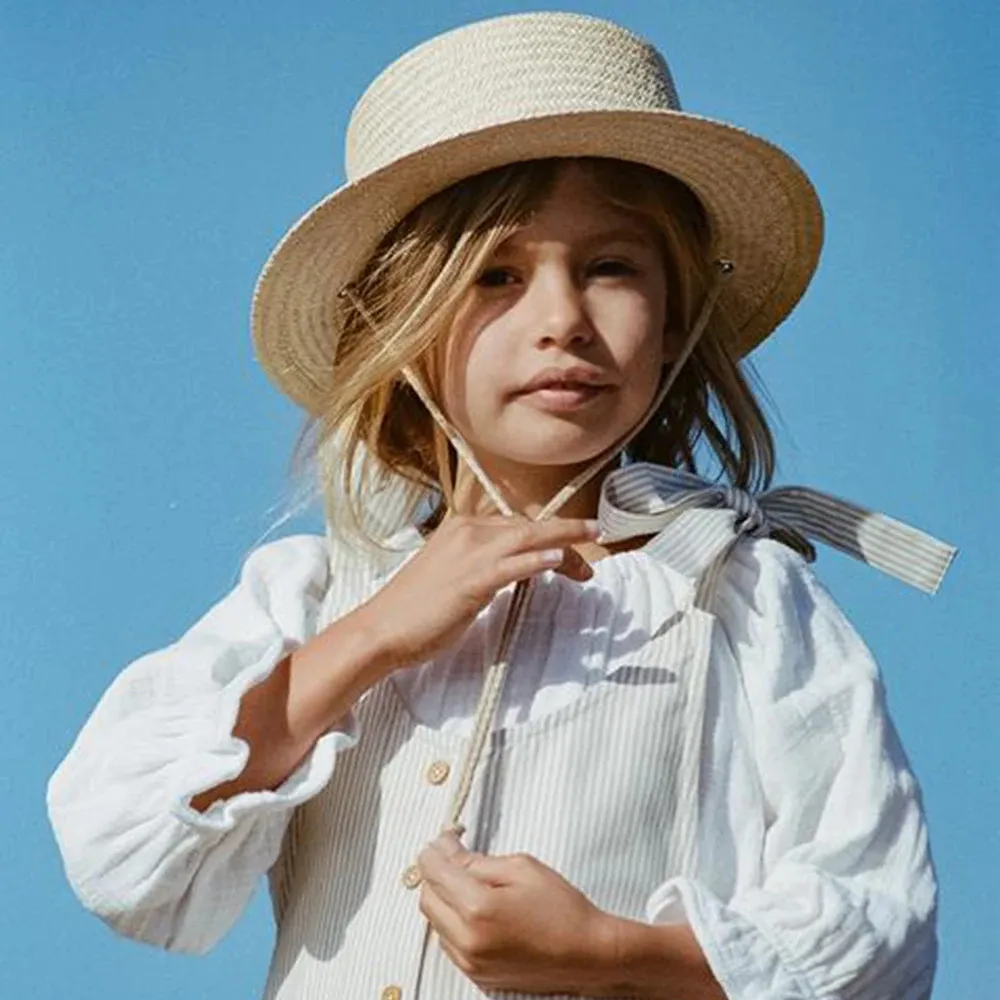 Designer White Boater Hat With Drawstring Chin Strap Kids Summer Strå Sun Hats Parent-Child Hat Girl Beach Hats 240108