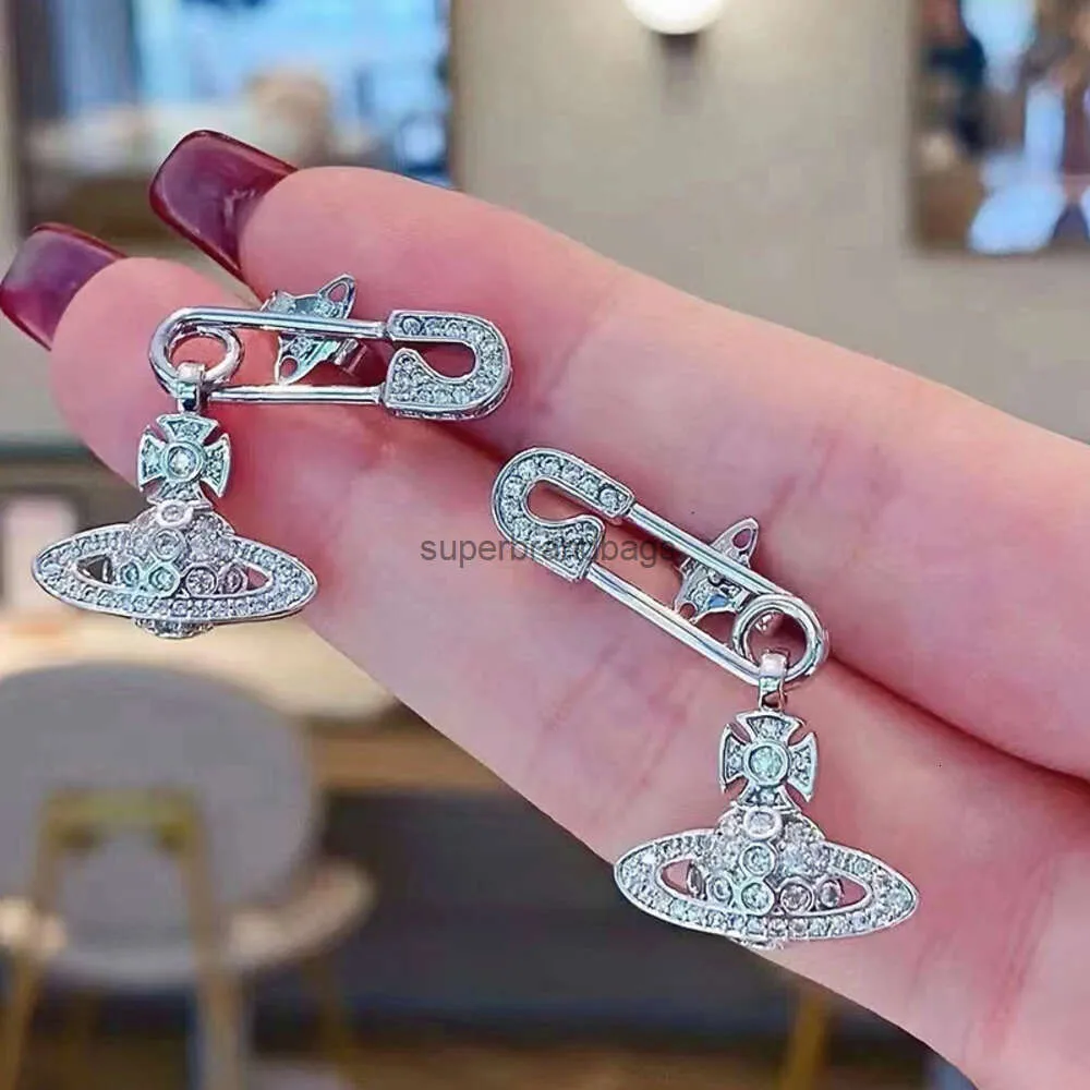 Designers Jewels Vivienne Empress Dowager Saturn Paper Clip Planet Necklace Fem Light Luxury High Edition Pin Neckchain Gift till bästa vän Collar Chain
