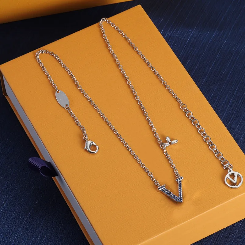 С коробкой роскошные ожерелья для женщин мужчины Классическая синяя буква Клавиляция Серебряная цепь v Подвесной ожерелье качества ювелирных украшений.