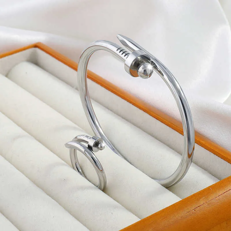 Un classico braccialetto Cartres in acciaio inossidabile con bracciale per unghie, set di anelli per uomo e donna, elegante, avanzato, incolore, artigianale