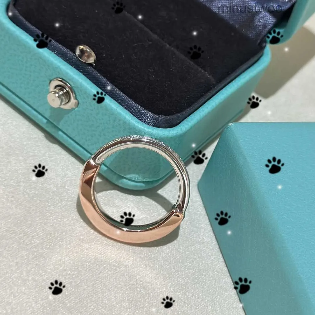 Luxurys Designer Ring Kadınlar için Renk Ayrışma Moda ve Zarif Ulock Love Rings Trend Band Basit Twocoloured Kişilik Tarzı Takı 9QFK GV9 OAH8