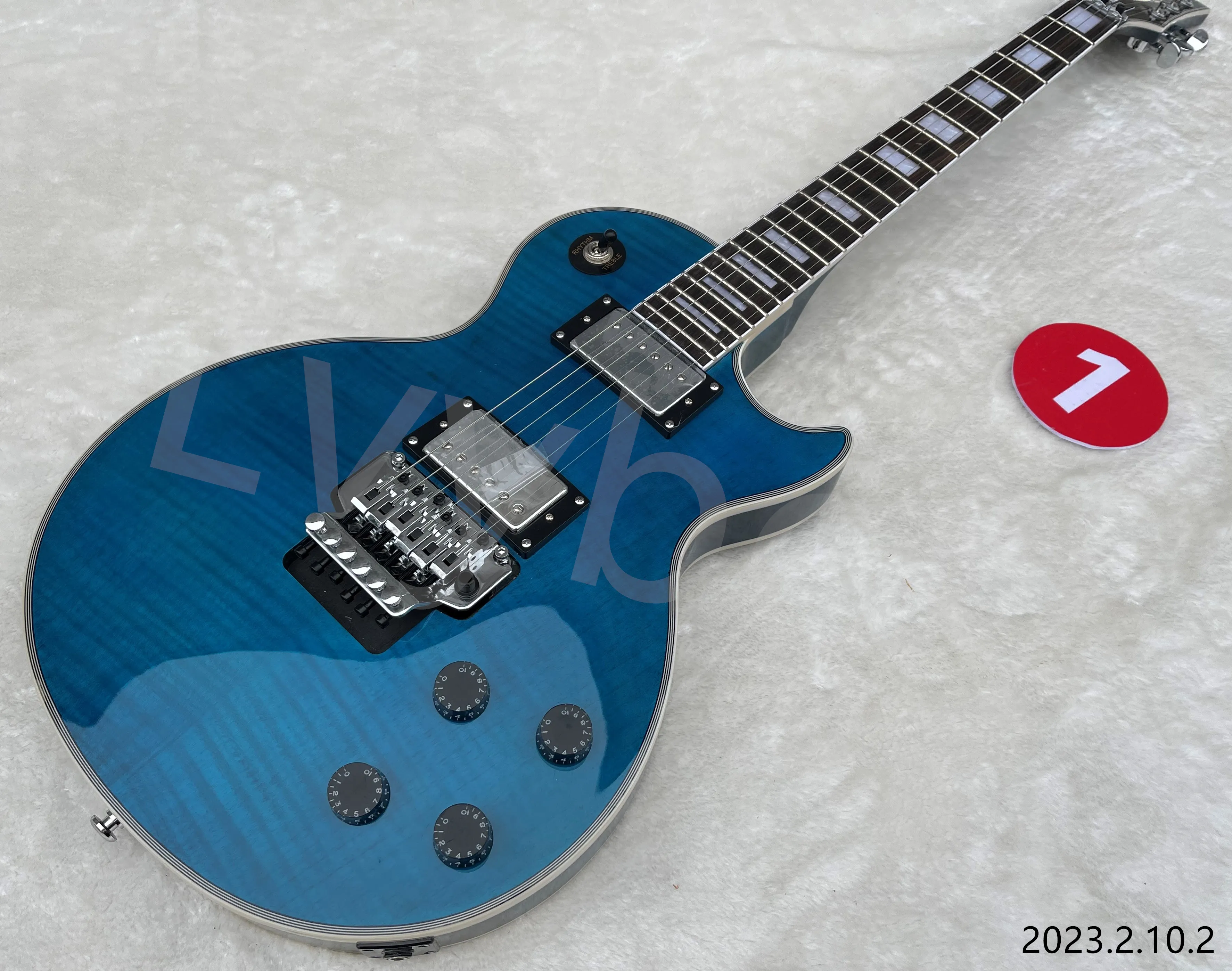 I strumpa! Kan skicka ut på en gång! No1 Electric Guitar med Blue Se Thruflame Grain Top Chrome Cover Pickups HH Floyd Rose Styl