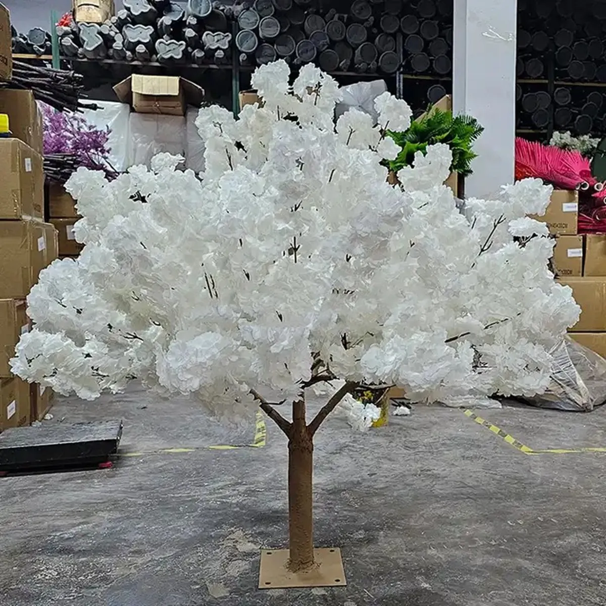 Atacado ao ar livre e interior planta artificial flor de cerejeira branca árvore flores de seda cerejeira suporte de pano de fundo para decoração de casamento