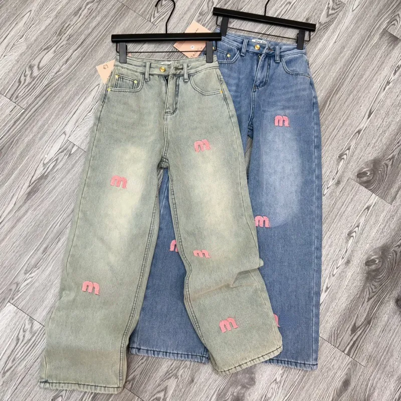 Designer jeans met rechte pijpen, modehanddoek, geborduurde letter, vintage denimbroek