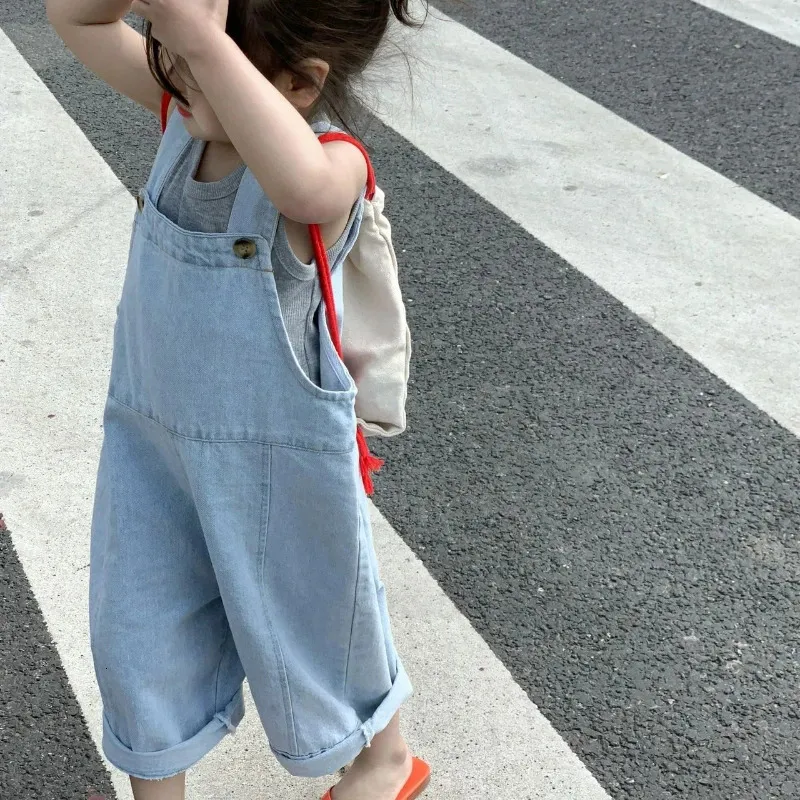 Salopette per bambini estivi Salopette in denim sottile Pantaloni per neonati Pantaloni in denim retrò Salopette per ragazze allentate casual Tuta per bambini 240108