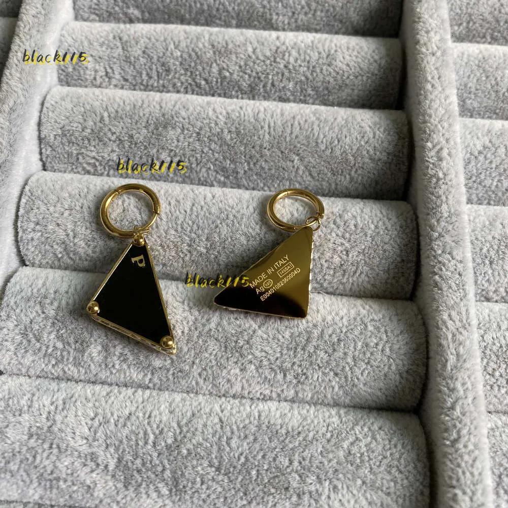 Stud Diamond Tri-Angle Symbole Design Noir Stud Hoop Femmes 18K Or Argent Lettre Graver Boucles d'oreilles Filles Bijoux de mariage 2024