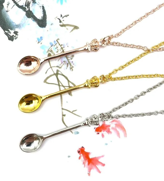 Entier Snuff Snorter Sniffer Poudre Cuillère Fumer Mini Thé Cire Huile Scoop Mode Vintage Style Couronne En Métal Pendentif Collier Acc2392803