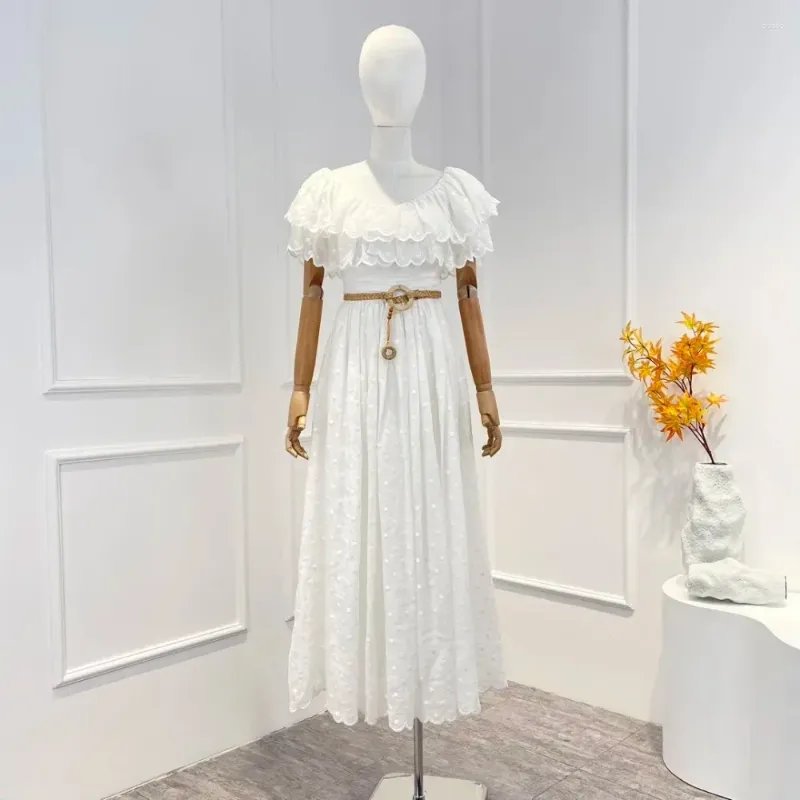 Casual Dresses 2024 Kvalitet Spring Polka Dots Skriv ut av axelbältet Ruffles Folds White Midi Women Dress