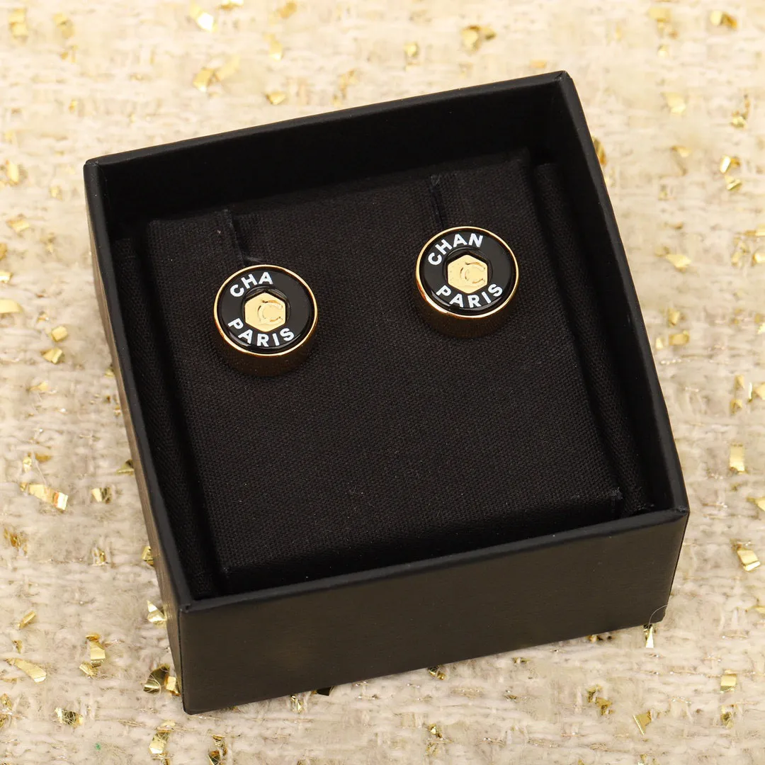 2024 Charme de qualité de luxe petite boucle d'oreille ronde avec couleur noire et design de mots en plaqué or 18 carats avec boîte à timbres PS3751A