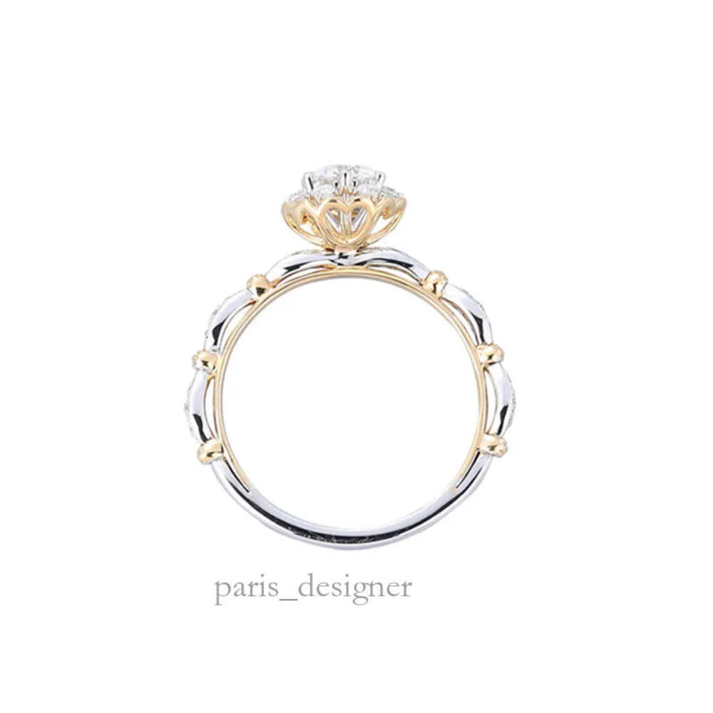 la principessa in fuga tiene in mano un anello con diamanti a forma di fiore e un anello aperto da un carato realizzato in mosonite. la fede nuziale rosa di fascia alta e versatile è 466