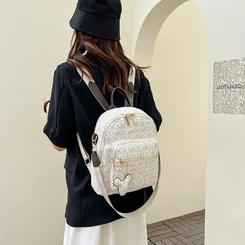 Mochilas escolares elegantes com letras impressas, mochilas de couro pu para mulheres, bolsa de ombro utilitária, chaveiro fofo, mochila pequena para meninas, tendência 2024