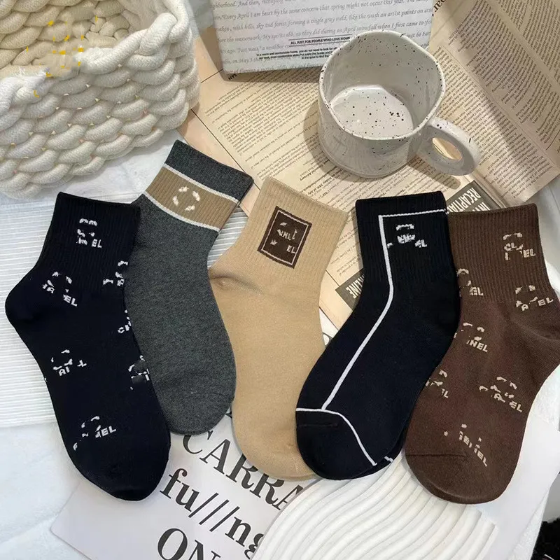 Otoño e Invierno nuevo estilo coreano media pantorrilla calcetines de algodón peinado calcetines deportivos para estudiantes calcetín de niña calcetín de moda