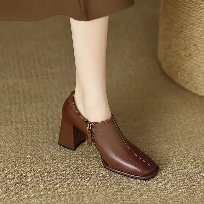 レトロな女性靴春秋の正方形の厚いハイヒールファッションアンクルブートブラウンオールマッチレザーシューズ240109