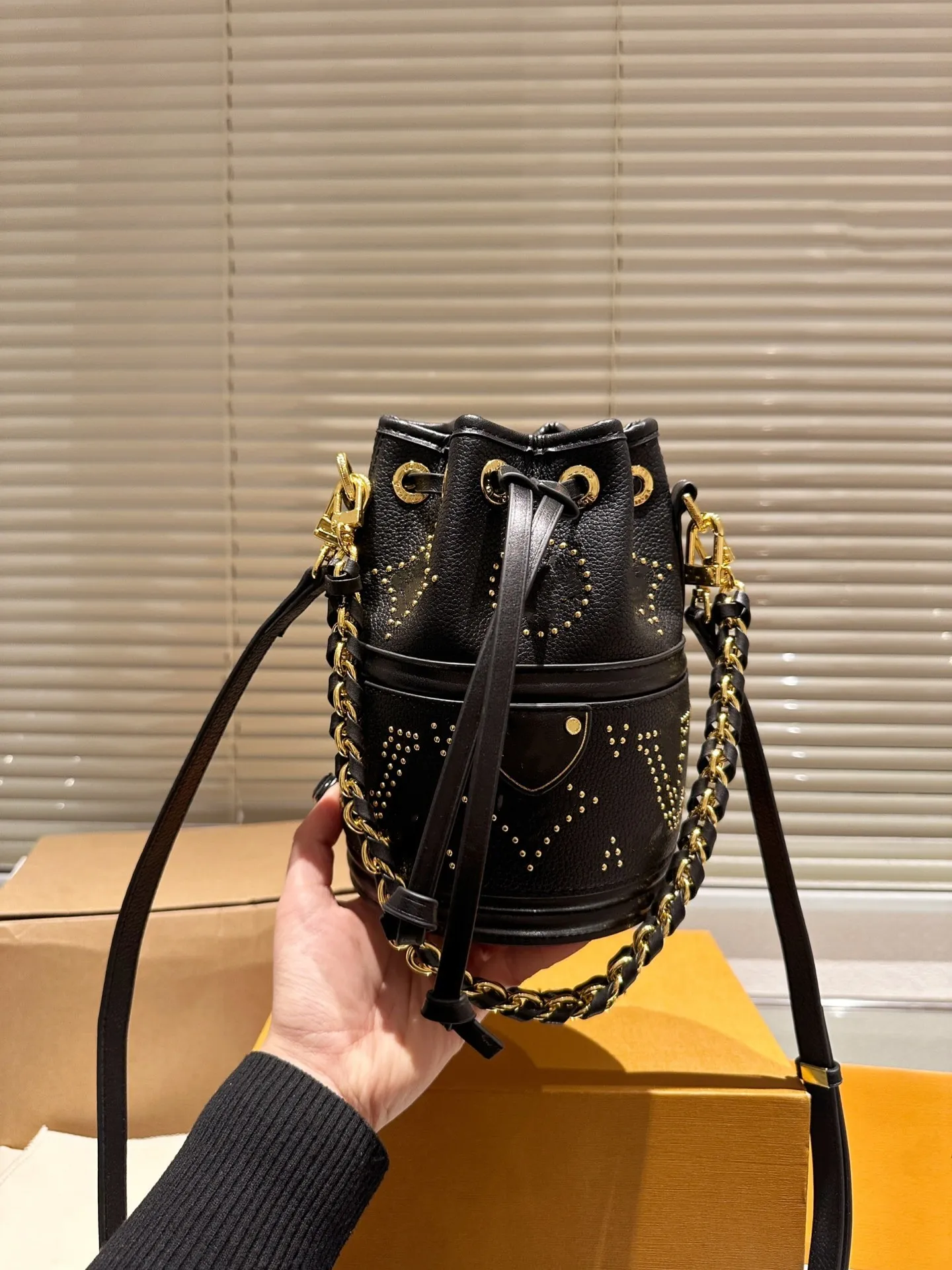 24SS Women's Luxury Designer New Willow Nail Rich Bucket Bag Women's Hand Chain Bag Crossbody Bag Shoulder Bag Purse Gold Metal Hardware Retro Chic 20cm