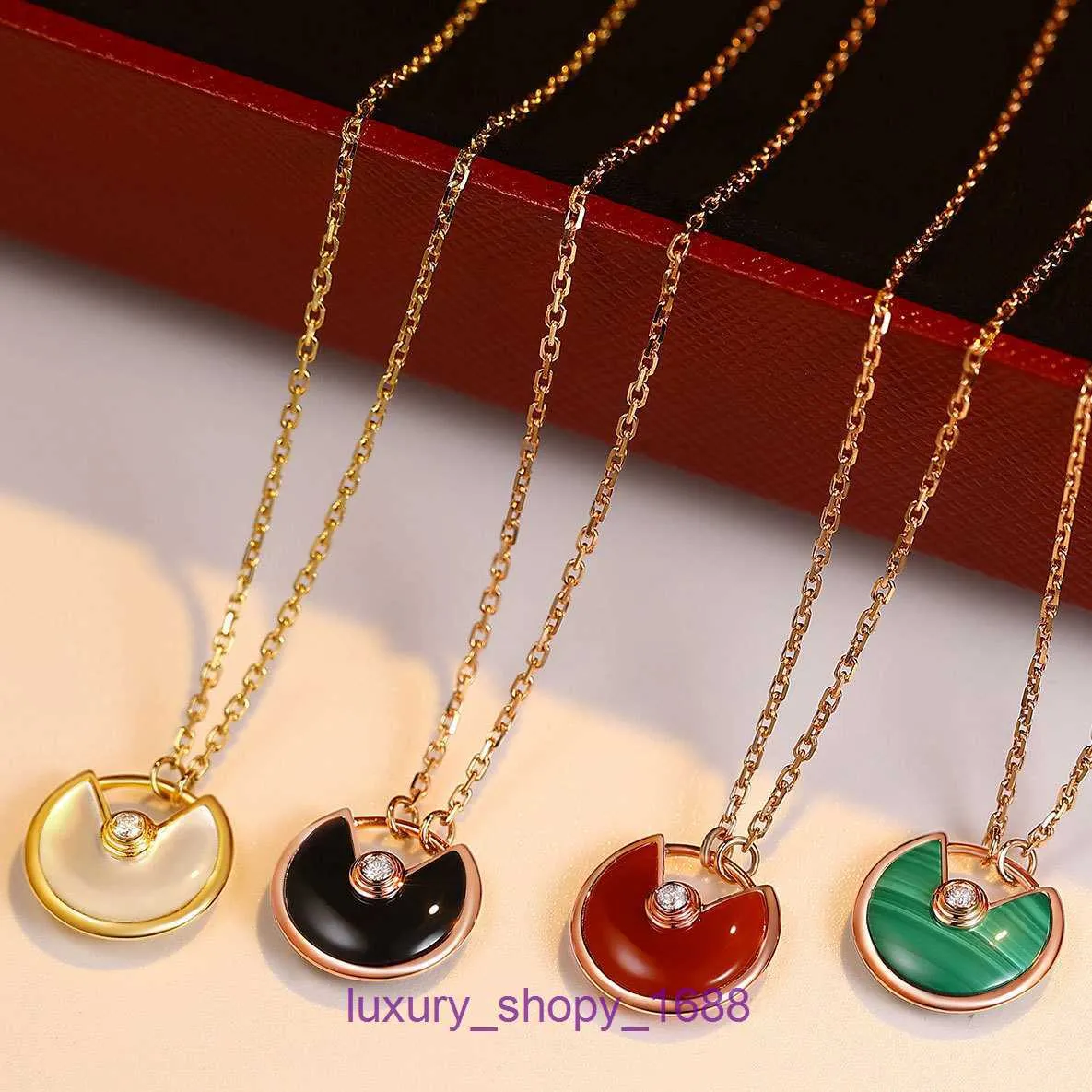 Bildäck av högsta kvalitet på halsband för kvinnor onlinebutik 18k guldpläterad amulett för inlagd med vit fritillaria rött och svart agat cirkulär med originallåda