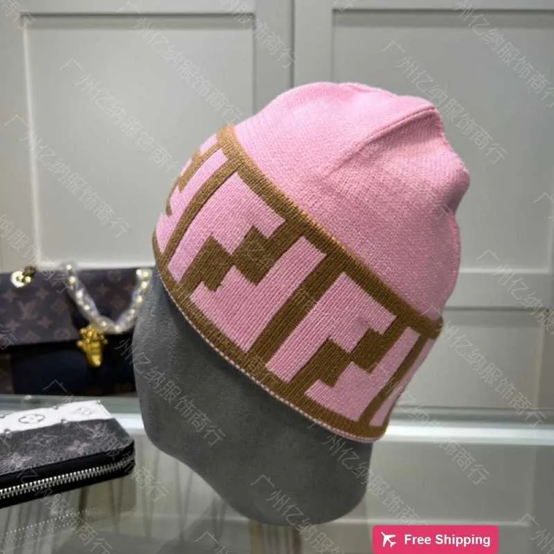 Casquettes de créateur Automne et hiver Nouveau F Family Chapeau en laine à carreaux pour les loisirs des femmes Chapeau froid polyvalent de style occidental Chapeau tricoté chaud pour hommes LRT6