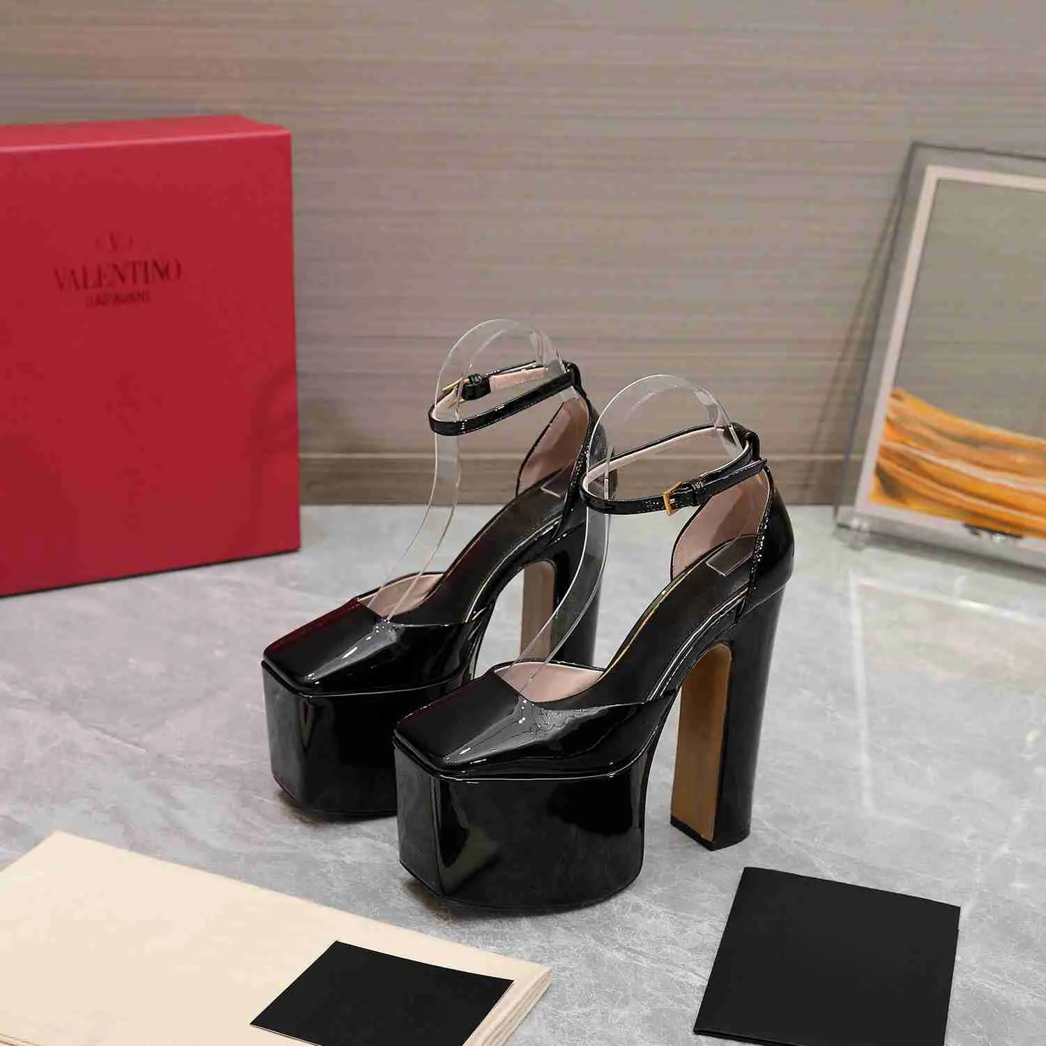 منصة مصممة الأزياء بالإضافة إلى علامات تجارية فاخرة من High Heels Heels Heell