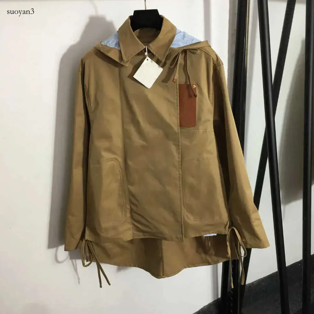 23ss Designer Marque Femmes Trench Mode Épissage Conception Courte Avant Retour Revers À Manches Longues À Capuche Court Coupe-Vent Manteau le Chapeau est