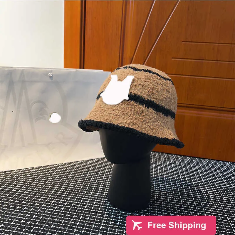 Casquettes de concepteur Mengkou nouveau chapeau de pêcheur polyvalent automne et hiver rayure chaud agneau en peluche seau chapeau femme QBE2