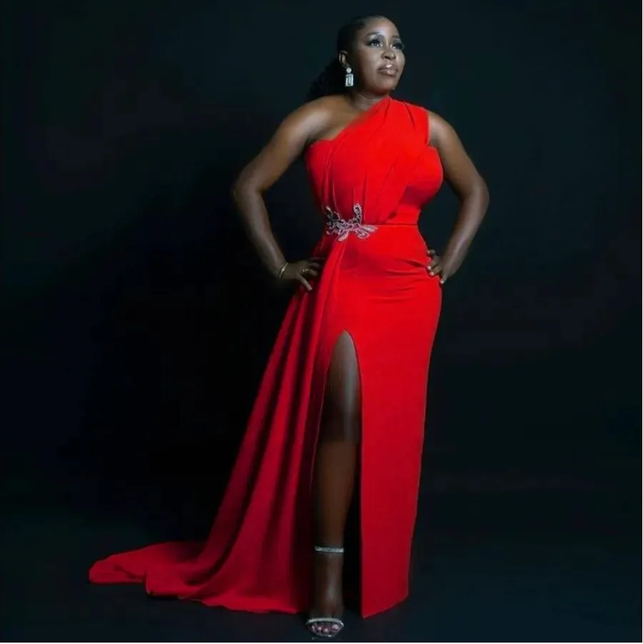 Klänningar röda långa sydafrikanska aftonklänningar en axel sida slits applikationer satin svart kvinnor party klänning plus storlek formella prom klänningar