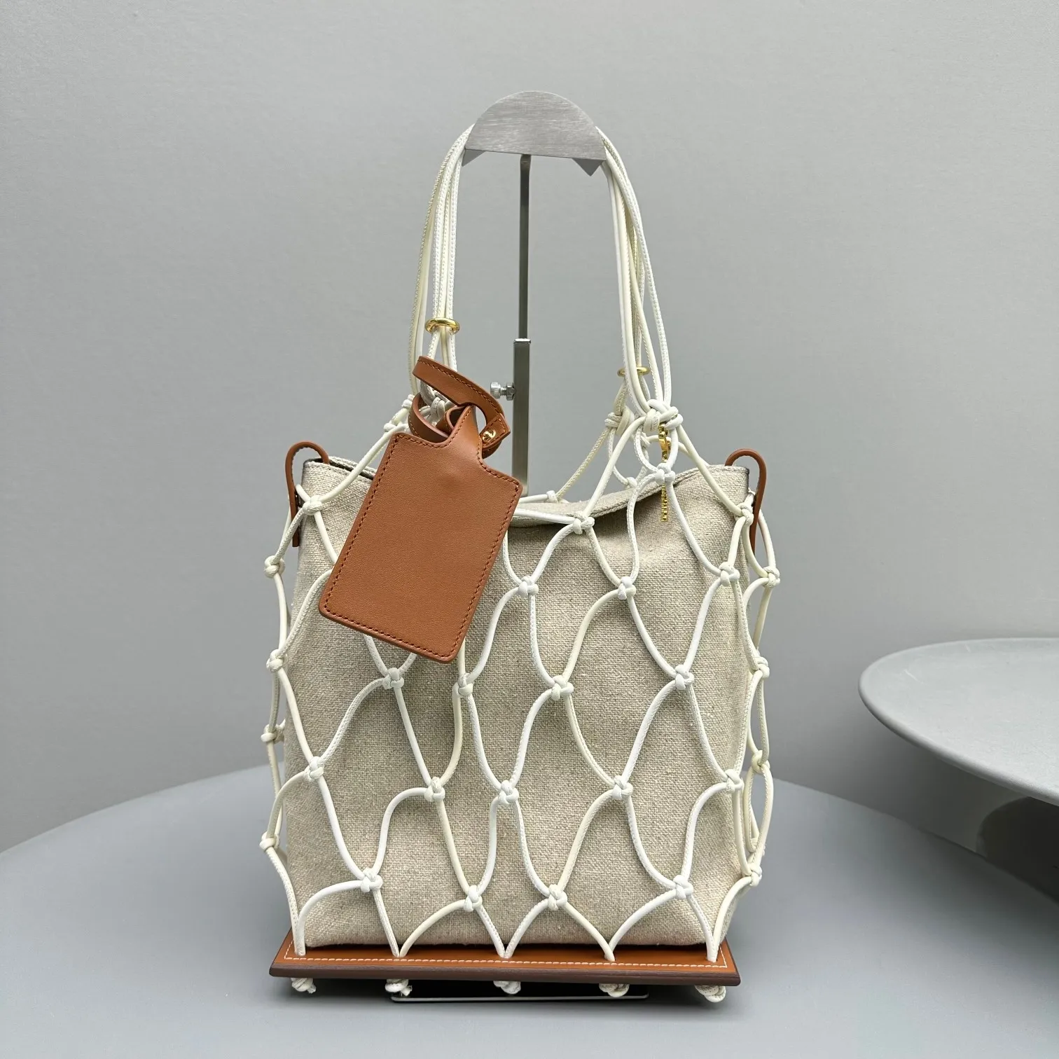 Bolsa arrastão de luxo bolsa de designer bolsa de dois materiais com cordões de couro trançado espelho qualidade bolsa de praia média para mulheres sacola com pacote completo