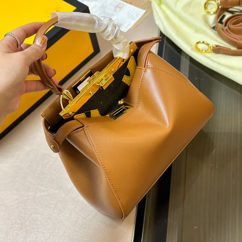 Famous designer's classic handbag, solid color shell bag, minimalist style women's makeup bag, mobile phone bag, commuting, business, and date dressing style