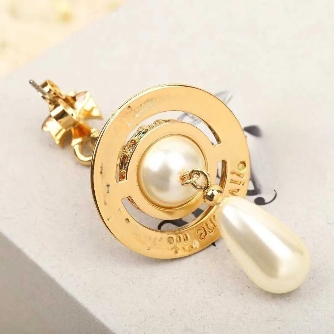 2024 Diseñador Xitai Queenjewellery Stud 003 Planet Micro A Gold Diamond Corto Pearl Pearl Saturno ¡Pendientes para mujeres I