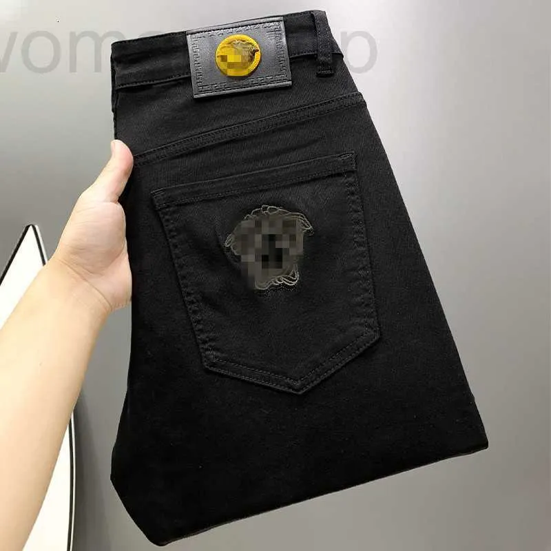 Jeans da uomo Designer Autunno e Inverno Guangzhou Xintang Cotton Bullet Edizione coreana Small Foot Slim Fit Nero puro Ricamo europeo di fascia alta Medu FZ1R