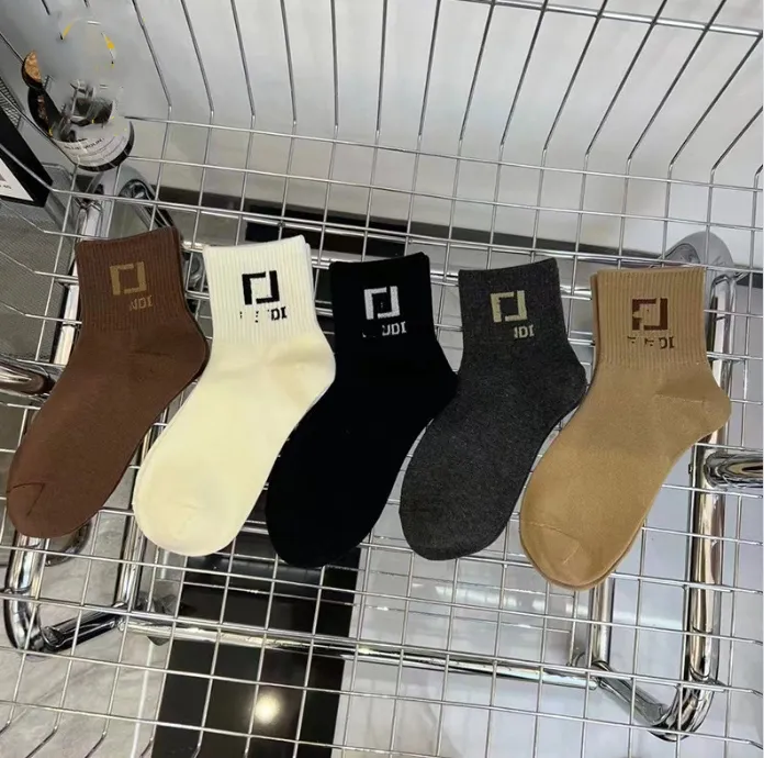 Herbst und Winter Neue Koreanische Stil Mid-Kalb Länge Socken Gekämmte Baumwolle Student Sport Socken Mädchen Socke Trendy Socke