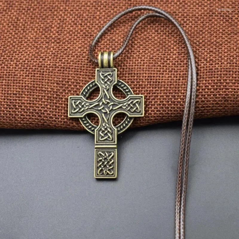 Keychains 12sts Celtics Knot Cross Pendant Halsband Kristen smycken Religiösa amuletter gåva