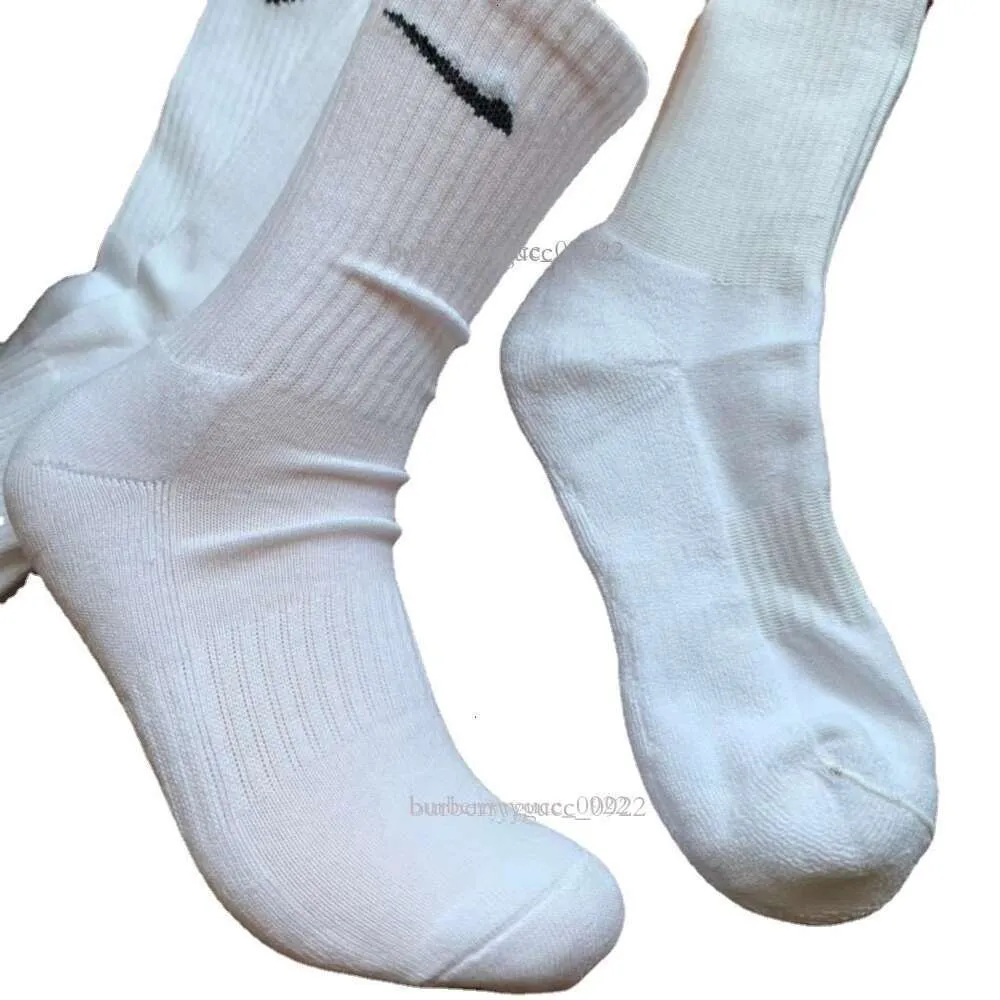 Herensokken groothandel Mode casual sokken van hoge kwaliteit katoen ademend sport zwart en wit jogging Basketbal voetbal Trainingssokken handdoekbodem