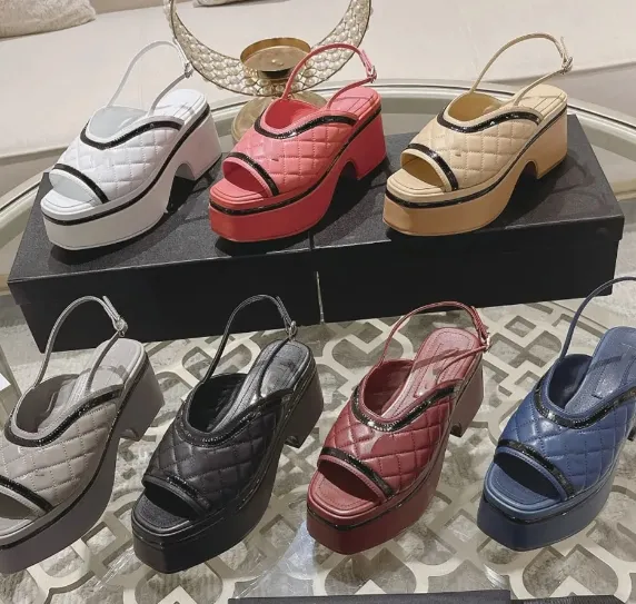 Diseñador Señora Sandalias de cuero Sandalia de goma Sandalias de plataforma de moda para mujer Seda Piel de oveja Argyle Zapatillas de metal Sandalias con punta cuadrada Hardware Alfabeto