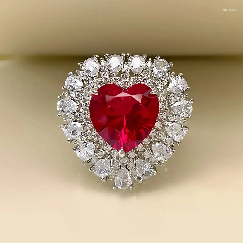 Klusterringar lyxiga duva blodröd skattring med full diamant S925 Sterling Silver Fire Blue Wedding Artikel smycken