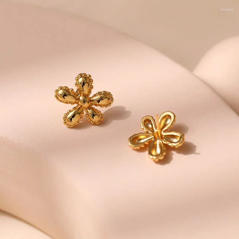 Kolczyki obręczne miedziane 18 -karatowe złote europejski i amerykański kształt kwiatów Kobiety proste mody Wysokiej jakości biżuteria