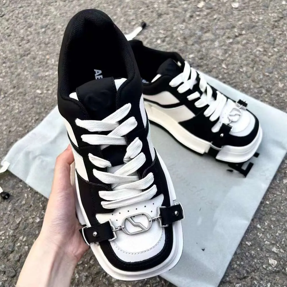 Scarpe da skateboard sportive casual alla moda da donna con suola spessa cinturini rialzati scarpe con punta quadrata per coppie1