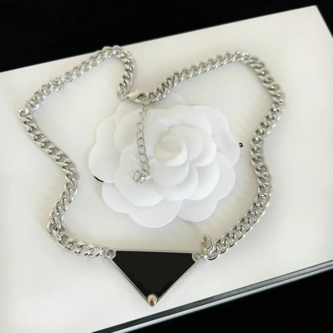 Brand Designer Choker Chain Letter Pendants Colliers Collier Femme Bijoux de mariage Accessoires Accessoires