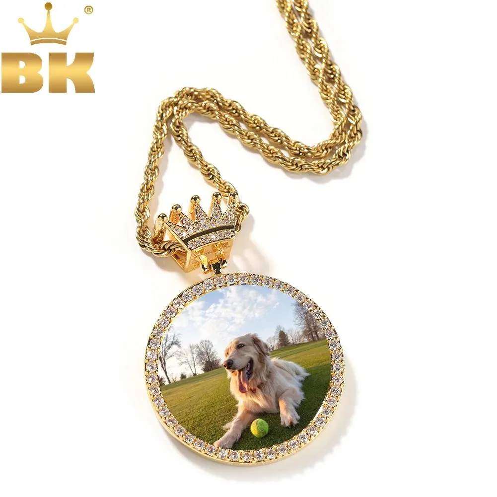 Colares TBTK Crown Bail Medalhões Foto Personalizada Pingente Redondo Gravar Nome HipHop Jewlery Personalizado para Homens Mulheres Presentes de Memória