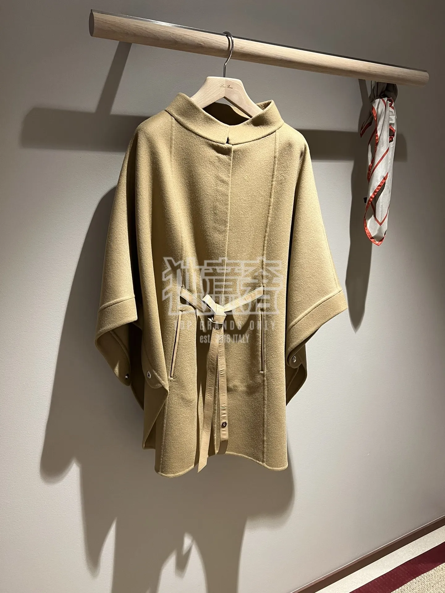 Dammantel Autumn och Winter Loro Cashmere Coffee Cloak sjal Piana