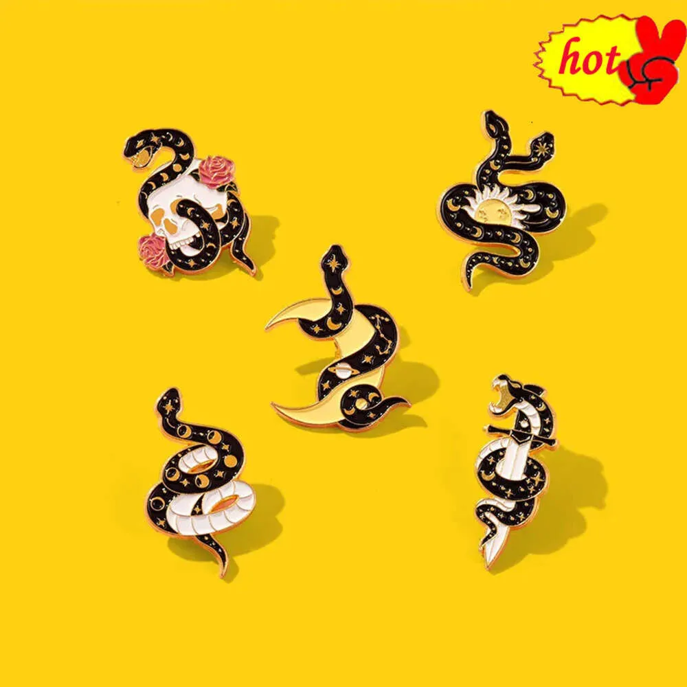 Snake with Moon Sun Miecz Bluges Brooch Brooch Enamel Pins Dżins