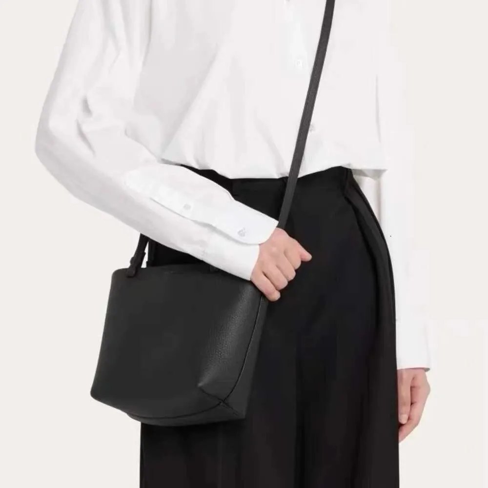 Die Reihe kleiner Eimer -Leder -Tasche mit Litschi -Muster Einer Schulter -Unterarmtasche für Frauen hochwertige Reihenbeutel