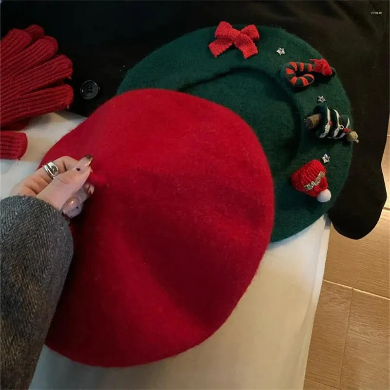 BERETS 2024クリスマスギフトレッドウールブレンドブレンドベレー帽子冬冬の温かく汎用性の高い学生画家トレンディソフトファッショナブル