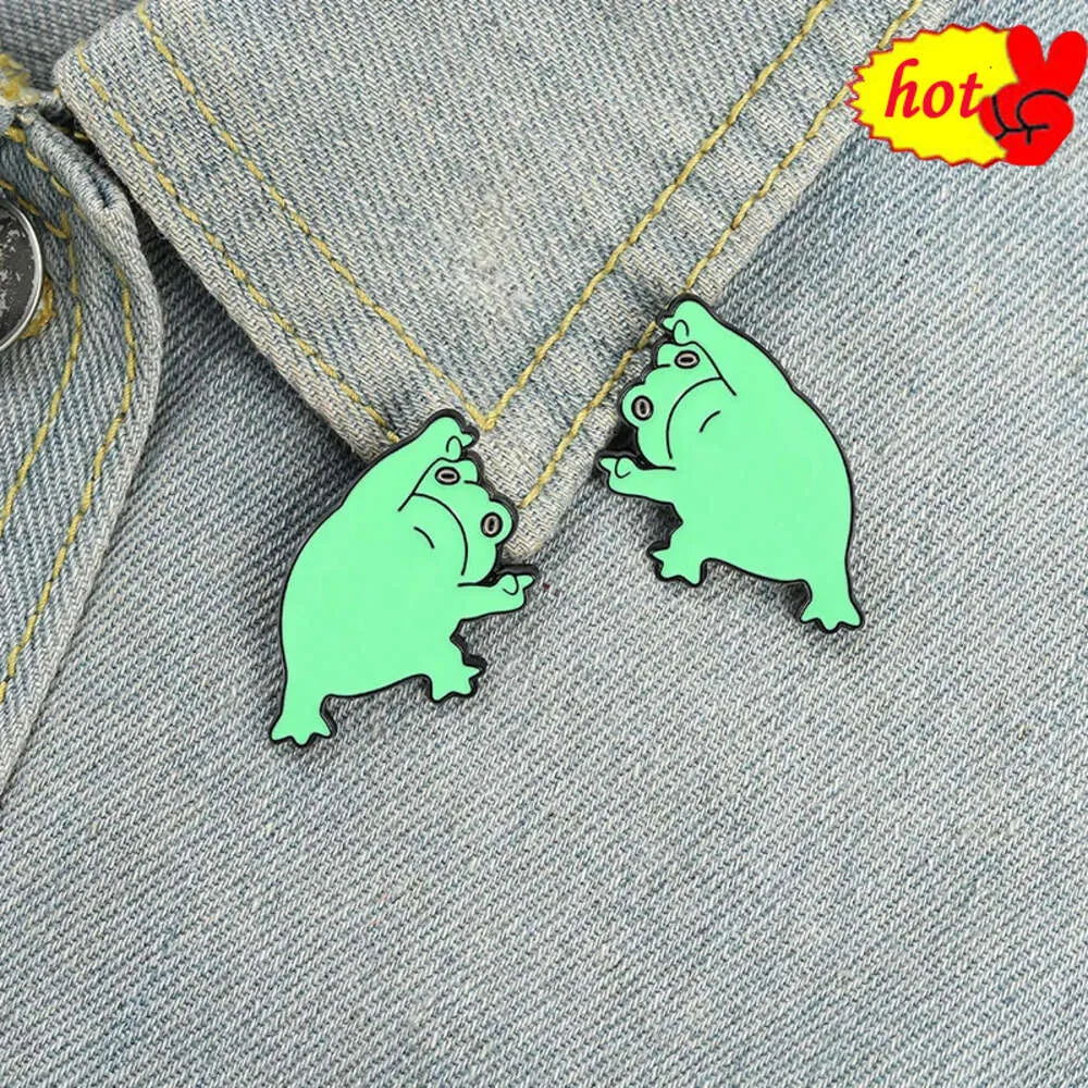 Alfileres esmaltados de rana de cartón, broches de animales bonitos, ropa para hombres y mujeres, insignias de Pin de solapa, accesorios de joyería, regalo para amigos