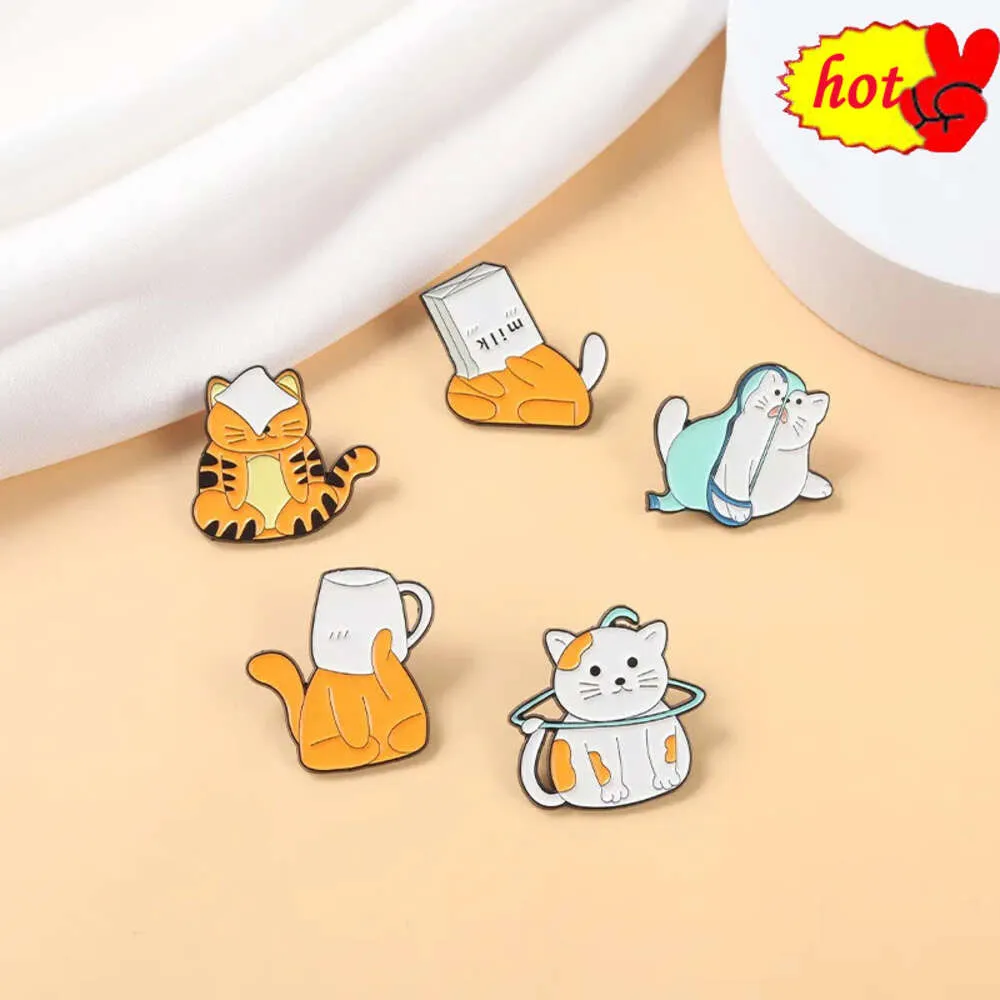 Cat Tigger Cup Emalj Pin Anime Lapel Pins för ryggsäckar Söta saker märken på ryggsäck Brosch för kläder smycken tillbehör